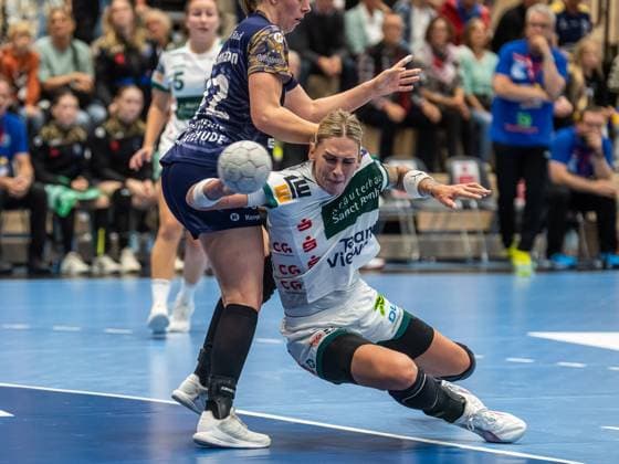 Luisa Schulze Frisch Auf Women, 33 in duel with Levke Kretschmann Buxtehuder SV, 22 , Buxtehuder SV vs Frisch Auf Goeppingen, Handball, 1 Bundesliga, Season 2025 2026, 05 10 2025 Buxtehuder SV vs Frisch Auf Goeppingen, Handball, 1 Bundesliga, Season 2025 2026, 05 10 2025 Buxtehude Copyright: xEibner-Pressefoto MichaelxSchmidx EP_MST