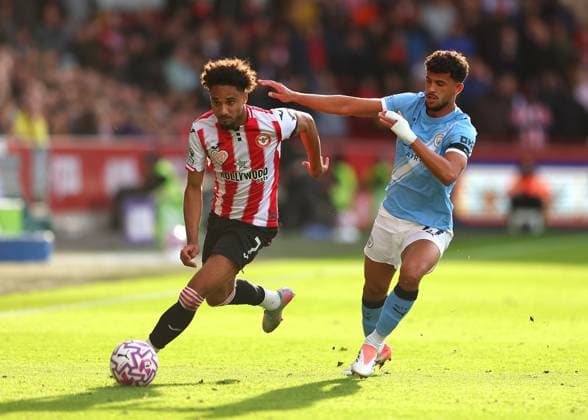 5th October 2025; Gtech Community Stadium, Brentford, London, England; Premier League Football, Brentford versus Manchester City; Kevin Schade of Brentford challenged by Matheus Nunes of Manchester City  JohnxPatrickxFletcher
