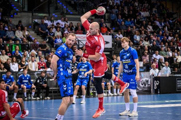 Arnar Freyr Arnarsson MT Melsungen, 21 passes Patrick Zieker TVB Stuttgart, 25 GER, TVB 1898 Stuttgart MT Melsungen, DAIKIN HBL, Handball, Bundesliga, Matchday 7, Season 2025 2026, 05 10 2025 GER, TVB 1898 Stuttgart Frisch Auf Goeppingen, DAIKIN HBL, Handball, Bundesliga, Matchday 7, Season 2025 2026, 05 10 2025 Stuttgart Copyright: xSandyxDinkelackerx EP_SDR