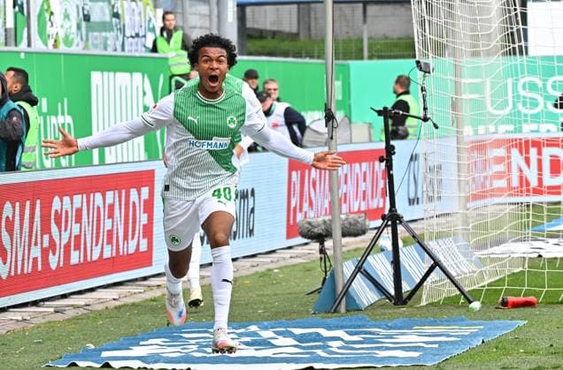 05 10 2025 Soccer Season 2025 2026 2 Soccer Bundesliga 08 Matchday SpVgg Greuther Fürth Kleeblatt Hannover 96 H96 Sportfoto Zink MeZi xmexzix DFL regulations prohibit any use of photographs as image sequences and or quasi video only for editorial use Torjubel Jubel nach Treffer Tor Torschuß zum 2 2 durch David Abrangao 40, SpVgg Greuther Fürth