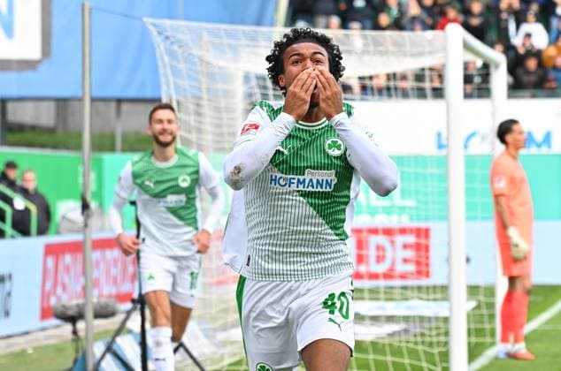 05 10 2025 Soccer Season 2025 2026 2 Soccer Bundesliga 08 Matchday SpVgg Greuther Fürth Kleeblatt Hannover 96 H96 Sportfoto Zink MeZi xmexzix DFL regulations prohibit any use of photographs as image sequences and or quasi video only for editorial use Torjubel Jubel nach Treffer Tor Torschuß zum 2 2 durch David Abrangao 40, SpVgg Greuther Fürth