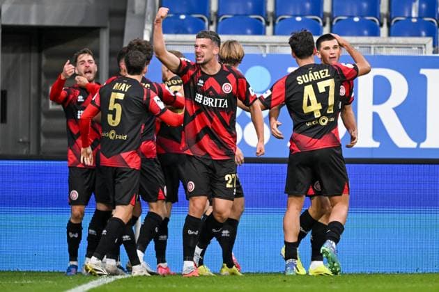 Moritz Flotho SV Wehen Wiesbaden, 27 and team celebrate the goal to 1 0, GER, SV Wehen Wiesbaden vs TSV 1860 München, Football, 3 Liga, Matchday 10, Season 2025 2026, 05 10 2025 DFB REGULATIONS PROHIBIT ANY USE OF PHOTOGRAPHS AS IMAGE SEQUENCES AND OR QUASI VIDEO GER, SV Wehen Wiesbaden vs TSV 1860 München, Football, 3 Liga, Matchday 10, Season 2025 2026, 05 10 2025 Wiesbaden Copyright: xEibner-Pressefoto FlorianxWiegandx EP_FWD