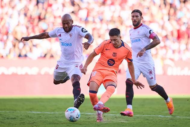 Sevilla FC v FC Barcelona, Barca - LaLiga EA Sports SEVILLE, SPAIN - OCTOBER 5: Roony Bardghji of FC Barcelona competes for the ball with Mercao of Sevilla FC during the LaLiga EA Sports match between Sevilla FC and FC Barcelona at Ramon Sanchez Pizjuan Stadium on October 5, 2025 in Seville, Spain. (Photo by Gabriel Colchero Photo Players Images Magara Press) Seville Ramon Sanchez Pizjuan Stadium Spain Copyright: xGabrielxColcherox