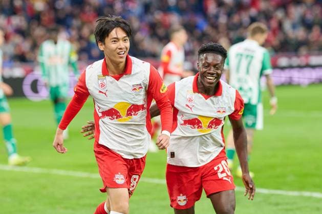 Salzburg, Austria 05 October 2025 Admiral Bundesliga 2025 2026 Sp 9 RB Salzburg vs SK Rapid Vienna In the picture Sota Kitano RB celebrates after his goal to 2 1 with Edmund Baidoo RB Red Bull Arena Copyright: xFotostandx xWassmuth,xFOTOGRAFxJUERGENxxWASSMUTHx