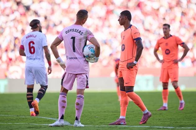 Sevilla FC v FC Barcelona, Barca - LaLiga EA Sports SEVILLE, SPAIN - OCTOBER 5: Odysseas Vlachodimos Goalkeeper of Sevilla FC and Marcus Rashford of FC Barcelona during the LaLiga EA Sports match between Sevilla FC and FC Barcelona at Ramon Sanchez Pizjuan Stadium on October 5, 2025 in Seville, Spain. (Photo by Gabriel Colchero Photo Players Images Magara Press) Seville Ramon Sanchez Pizjuan Stadium Spain Copyright: xGabrielxColcherox