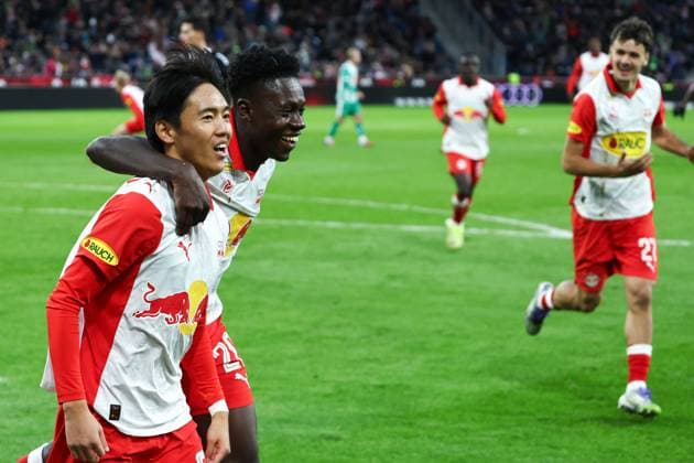 SOCCER - BL, RBS vs Rapid SALZBURG,AUSTRIA,05.OCT.25 - SOCCER - ADMIRAL Bundesliga, Red Bull Salzburg vs SK Rapid Wien. Image shows he rejoicing of scorer Sota Kitano (RBS) with his teammate.  GEPAxpictures xDavidxGeieregger