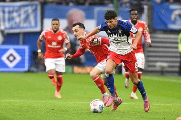 GER 1 FBL,, Hamburger SV vs 1 FSV Mainz 05 05 10 2025, Volksparkstadion, Hamburg, GER 1 FBL, Hamburger SV vs 1 FSV Mainz 05 in the picture Daniel Elfadli Hamburg 08 tries to assert himself against Paul Nebel Mainz 08 nordphotoxGmbH xWitke nph00002