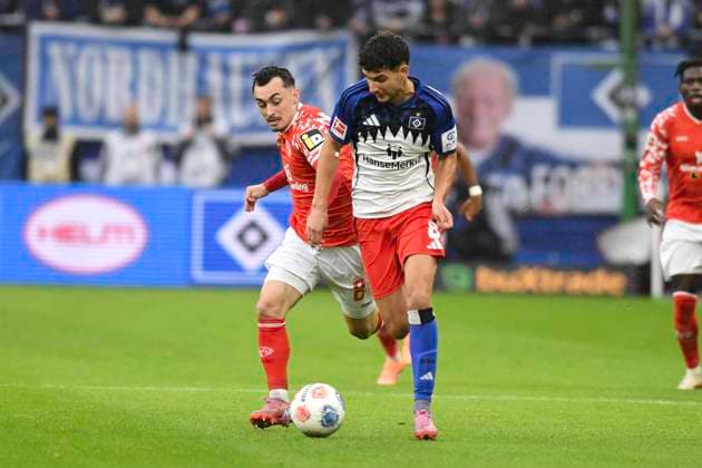 GER 1 FBL,, Hamburger SV vs 1 FSV Mainz 05 05 10 2025, Volksparkstadion, Hamburg, GER 1 FBL, Hamburger SV vs 1 FSV Mainz 05 in the picture Daniel Elfadli Hamburg 08 tries to assert himself against Paul Nebel Mainz 08 nordphotoxGmbH xWitke nph00002