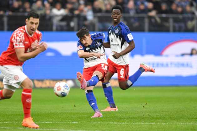 GER 1 FBL,, Hamburger SV vs 1 FSV Mainz 05 05 10 2025, Volksparkstadion, Hamburg, GER 1 FBL, Hamburger SV vs 1 FSV Mainz 05 in the picture Giorgi Gocholeishvili Hamburg 16 prepares the goal of Albert Sambi Sambi Lokonga Hamburg 06 to 1 0 nordphotoxGmbH xWitke nph00002