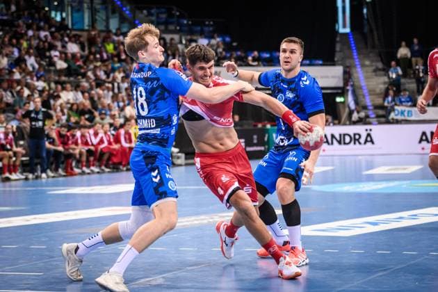Nikolaj Enderleit MT Melsungen, 04 vs Linus Schmid TVB Stuttgart, 18 , behind Gianfranco Pribetic TVB Stuttgart, 09 GER, TVB 1898 Stuttgart MT Melsungen, DAIKIN HBL, Handball, Bundesliga, Matchday 7, Season 2025 2026, 05 10 2025 GER, TVB 1898 Stuttgart Frisch Auf Goeppingen, DAIKIN HBL, Handball, Bundesliga, Matchday 7, Season 2025 2026, 05 10 2025 Stuttgart Copyright: xSandyxDinkelackerx EP_SDR