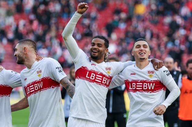 Jeff Chabot 24 VfB Stuttgart , Lorenz Assignon 22 VfB Stuttgart and Bilal El Khannouss 11 VfB Stuttgart cheer with the fans, VfB Stuttgart vs 1 FC Heidenheim 1846, DFL, Bundesliga, Saison 2025 2026, MHP Arena, Hinrunde, 6 Spieltag, 05 10 2025 DFB regulations prohibit any use of photographs as image sequences and or quasi video Stuttgart Baden Wuerttemberg Germany Copyright: xkolbert-press MartinxAgüerax
