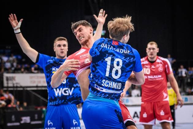 Nikolaj Enderleit MT Melsungen, 04 is blocked by Linus Schmid TVB Stuttgart, 18 , behind him Gianfranco Pribetic TVB Stuttgart, 09 , out of focus Dainis Kristopans MT Melsungen, 10 GER, TVB 1898 Stuttgart MT Melsungen, DAIKIN HBL, Handball, Bundesliga, Matchday 7, Season 2025 2026, 05 10 2025 GER, TVB 1898 Stuttgart Frisch Auf Goeppingen, DAIKIN HBL, Handball, Bundesliga, Matchday 7, Season 2025 2026, 05 10 2025 Stuttgart Copyright: xSandyxDinkelackerx EP_SDR