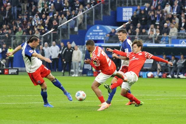 GER, xFSx ,Hamburg, HSV , 1 Bundesliga , Football, DFL, Hamburger SV , am Hamburger Volksparkstadion , 1 FSV Mainz 05 , 05 10 2025 v l Rayan Philippe Hamburger SV ,14 , Phillipp Mwene 1 FSV Mainz 05 ,2 , DFL regulations prohibit any use of photographs as image sequences and or quasi video Copyright: HMBxMedia FernandoxSoares