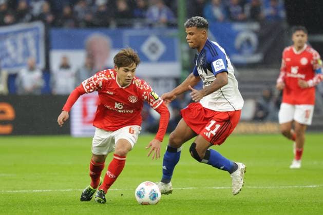 GER, xFSx ,Hamburg, HSV , 1 Bundesliga , Football, DFL, Hamburger SV , am Hamburger Volksparkstadion , 1 FSV Mainz 05 , 05 10 2025 v l Kaishu Sano 1 FSV Mainz 05 ,6 , Ransford Koenigsderffer Hamburger SV ,11 DFL regulations prohibit any use of photographs as image sequences and or quasi video Copyright: HMBxMedia FernandoxSoares