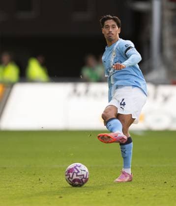 Brentford v Manchester City Premier League Tijjani Reijnders of Manchester City passes the ball during the Premier League match at the Gtech Community Stadium, Brentford UK Newspapers OUT Copyright: xGraemexWilcocksonx FIL-22323-0078