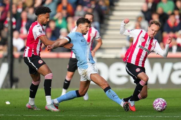 Premier League Brentford v Manchester City Ruben Dias of Manchester City plays a pass under pressure during the Premier League match Brentford vs Manchester City at The Gtech Community Stadium, London, United Kingdom, 5th October 2025 (Photo by Harvey Murphy News Images) Copyright: xHarveyxMurphy NewsxImagesx