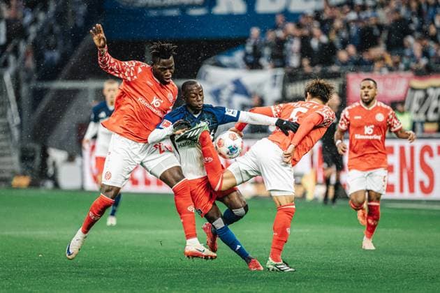 Soccer Men Season 2025 2026 1 Soccer Bundesliga 6 Matchday Hamburger SV vs 1 FSV Mainz 05 05 10 2025 v l Danny da Costa 21, 1 FSV Mainz 05 , Jean Luc Dompe 7, HSV and Kaishu Sano 6, 1 FSV Mainz 05 fighting for the ball Hamburg Volksparkstadion Hamburg Germany