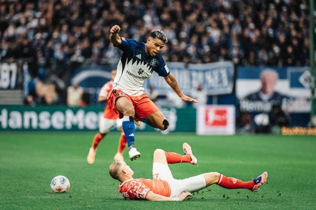 Soccer Men Season 2025 2026 1 Soccer Bundesliga 6 Matchday Hamburger SV vs 1 FSV Mainz 05 05 10 2025 down Andreas Hanche Olsen 25, 1 FSV Mainz 05 separates up Ransford Yeboah Königsdörffer 11, HSV from the ball Hamburg Volksparkstadion Hamburg Germany