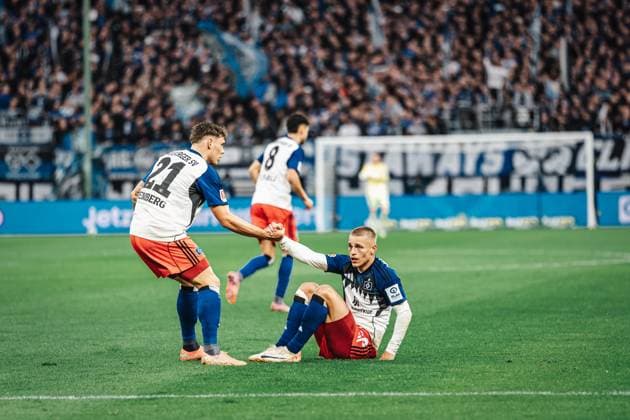 Soccer Men Season 2025 2026 1 Soccer Bundesliga 6 Matchday Hamburger SV vs 1 FSV Mainz 05 05 10 2025 v l Nicolai Remberg 21, HSV helps Miro Muheim 28, HSV from the ground at Hamburg Volksparkstadion Hamburg Germany