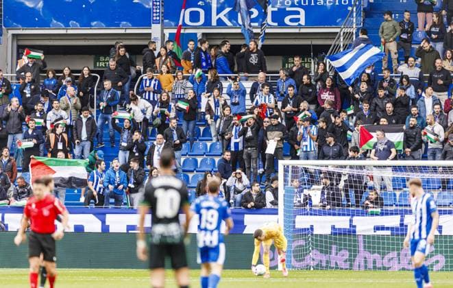 Deportivo Alaves v Elche - La Liga VITORIA-GASTEIZ - OCTOBER 05: Fans of Deportivo Alaves display banners in support of Palestinians, carry dolls wrapped in blood-red shrouds to represent children lost their lives in Gaza, drawing attention to the humanitarian crisis, during the Week 8 fixture of the Spanish La Liga, where Deportivo Alaves face Elche at Mendizorrotza Stadium in Vitoria-Gasteiz, Spain on October 05, 2025. Pablo Garcia Anadolu Vitoria-Gasteiz Spain. Editorial use only. Please get in touch for any other usage.  Copyright: x2025xAnadoluxPabloxGarciax