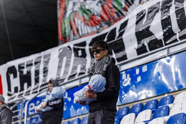 Deportivo Alaves v Elche - La Liga VITORIA-GASTEIZ - OCTOBER 05: Fans of Deportivo Alaves display banners in support of Palestinians, carry dolls wrapped in blood-red shrouds to represent children lost their lives in Gaza, drawing attention to the humanitarian crisis, during the Week 8 fixture of the Spanish La Liga, where Deportivo Alaves face Elche at Mendizorrotza Stadium in Vitoria-Gasteiz, Spain on October 05, 2025. Pablo Garcia Anadolu Vitoria-Gasteiz Spain. Editorial use only. Please get in touch for any other usage.  Copyright: x2025xAnadoluxPabloxGarciax