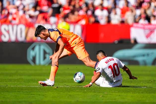 October 5, 2025, Sevilla, Sevilla, SPAIN: Alexis Sanchez of Sevilla FC and Pedri of FC Barcelona, Barca in action during the Spanish league, LaLiga EA Sports, football match played between Sevilla FC and FC Barcelona at Ramon Sanchez-Pizjuan stadium on October 5, 2025, in Sevilla, Spain. Sevilla SPAIN - ZUMAa181 20251005_zaa_a181_122 Copyright: xJoaquinxCorcherox