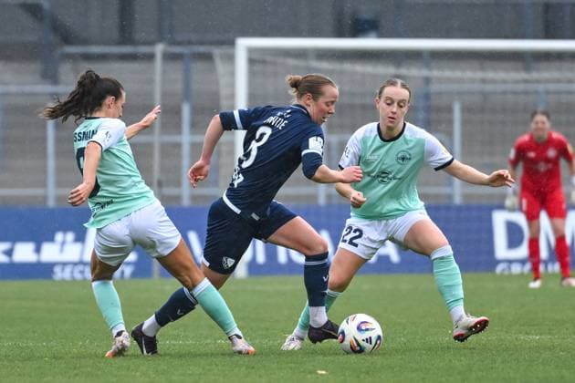 05 10 2025, Football, 2 Womens Bundesliga, 2025 2026, Matchday 6, VfL Bochum 1848 SG 99 Andernach Lisa Kossmann Andernach and Zoe Brückel 22 Andernach try to stop Alina Bantle 8 Bochum together