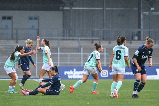 05 10 2025, Football, 2 Womens Bundesliga, 2025 2026, Matchday 6, VfL Bochum 1848 SG 99 Andernach Lack of understanding among Andernachs players after the referees whistle
