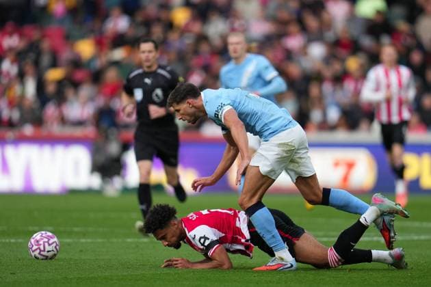 Premier League Brentford v Manchester City Ruben Dias of Manchester City and Kevin Schade of Brentford during the Premier League match Brentford vs Manchester City at The Gtech Community Stadium, London, United Kingdom, 5th October 2025 (Photo by Harvey Murphy News Images) Copyright: xHarveyxMurphy NewsxImagesx