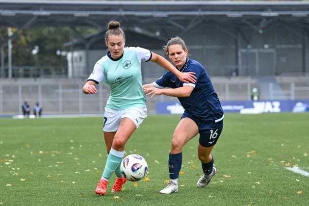 05 10 2025, Football, 2 Womens Bundesliga, 2025 2026, Matchday 6, VfL Bochum 1848 SG 99 Andernach Leonie Wäschenbach 17 Andernach in a duel with Emely Joester 16 Bochum