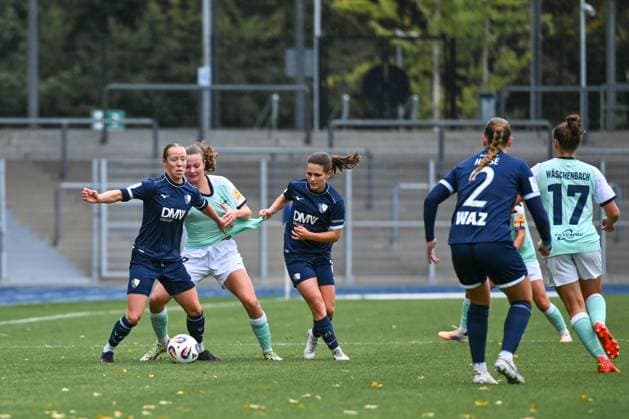 05 10 2025, Football, 2 Womens Bundesliga, 2025 2026, Matchday 6, VfL Bochum 1848 SG 99 Andernach Emely Joester 16 Bochum pulls Malou Müller 27 Andernach by the jersey and thus gives her teammate Alina Bantle 8 Bochum an advantage