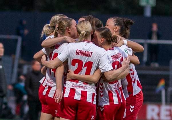 Celebration at 1 FC Köln after the 1-0 goal by Sandra Maria Jessen 1 FC Koeln, 6 05 10 2025, 1 FC Köln Bayer Leverkusen, Fussball, Google Pixel Frauen Bundesliga, GER, Köln, Franz Kremer Stadion DFL regulations prohibit any use of photographs as image sequences and or quasi video Copyright: HMBxMedia xMarcoxBader