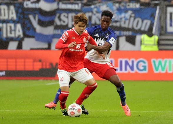 Football, Men, Season 2025 2026,1 Liga, Volksparkstadion, Hamburger SV vs 1 FSV Mainz 05, Duel between Kaishu Sano 1 FSV Mainz 05 and Albert Sambi Lokonga HSV DFL REGULATIONS PROHIBIT ANY USE OF PHOTOGRAPHS AS IMAGE SEQUENCES AND OR QUASI VIDEO