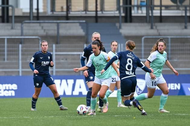 05 10 2025, Soccer, 2 Womens Bundesliga, 2025 2026, Matchday 6, VfL Bochum 1848 SG 99 Andernach Lisa Kossmann 6 Andernach tries to play through the midfield Alina Bantle 8 Bochum tries to prevent her from doing so