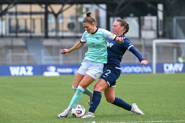 05 10 2025, Football, 2 Womens Bundesliga, 2025 2026, Matchday 6, VfL Bochum 1848 SG 99 Andernach Antonia Haase 2 Bochum attacks Carolin Schraa 7 Andernach