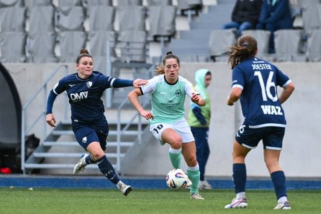 05 10 2025, Football, 2 Womens Bundesliga, 2025 2026, Matchday 6, VfL Bochum 1848 SG 99 Andernach Janine Angrick 6 Bochum tries to hold Leonie Krump 10 Andernach by the arm