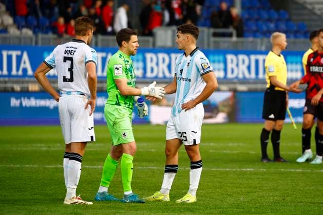 05 10 2025, xavx, Fussball 3 Liga, SV Wehen Wiesbaden TSV 1860 München v l Siemen Voet TSV 1860 Muenchen , Goalkeeper RenÃ Vollath TSV 1860 Muenchen , Sean Dulic TSV 1860 Muenchen enttaeuscht, enttaeuscht schauend, dissapointed DFL DFB REGULATIONS PROHIBIT ANY USE OF PHOTOGRAPHS as IMAGE SEQUENCES and or QUASI VIDEO Wiesbaden