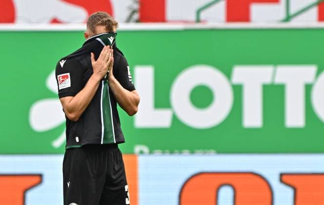 05 10 2025 Soccer Season 2025 2026 2 Soccer Bundesliga 08 Matchday SpVgg Greuther Fürth Kleeblatt Hannover 96 H96 Sportfoto Zink MeZi xmexzix DFL regulations prohibit any use of photographs as image sequences and or quasi video only for editorial use Maurice Neubauer 33, Hannover 96 H96 disappointed Disappointment after the end of the match