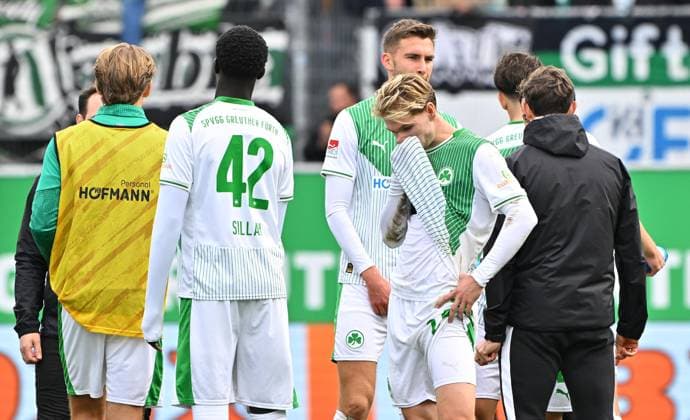 05 10 2025 Soccer Season 2025 2026 2 Soccer Bundesliga 08 Matchday SpVgg Greuther Fürth Kleeblatt Hannover 96 H96 Sportfoto Zink MeZi xmexzix DFL regulations prohibit any use of photographs as image sequences and or quasi video only for editorial use Marco John 24, SpVgg Greuther Fürth after the end of the match