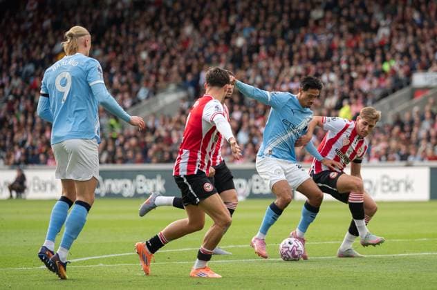 Brentford v Manchester City Premier League Tijjani Reijnders of Manchester City works his way through the Brentford defence during the Premier League match at the Gtech Community Stadium, Brentford UK Newspapers OUT Copyright: xGraemexWilcocksonx FIL-22323-0091
