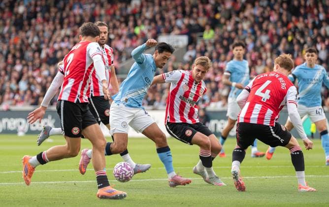 Brentford v Manchester City Premier League Tijjani Reijnders of Manchester City works his way through the Brentford defence during the Premier League match at the Gtech Community Stadium, Brentford UK Newspapers OUT Copyright: xGraemexWilcocksonx FIL-22323-0093