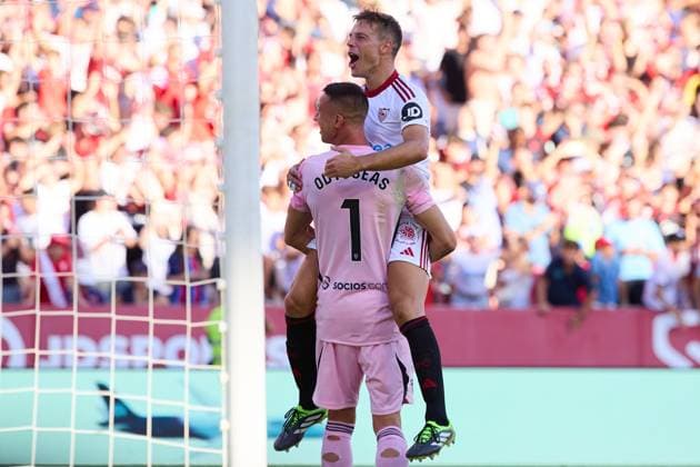 Sevilla FC v FC Barcelona, Barca - LaLiga EA Sports SEVILLE, SPAIN - OCTOBER 5: Cesar Azpilicueta and Odysseas Vlachodimos Goalkeeper of Sevilla FC celebrates during the LaLiga EA Sports match between Sevilla FC and FC Barcelona at Ramon Sanchez Pizjuan Stadium on October 5, 2025 in Seville, Spain. (Photo by Gabriel Colchero Photo Players Images Magara Press) Seville Ramon Sanchez Pizjuan Stadium Spain Copyright: xGabrielxColcherox