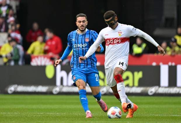duel, action Luca Jaquez VfB Stuttgart 14 face mask carbon mask against Arijon Ibrahimovic 1 FC Heidenheim 1846 FCH 22 VfB Stuttgart vs 1 FC Heidenheim FCH 05 10 2025 DFL REGULATIONS PROHIBIT ANY USE OF PHOTOGRAPHS AS IMAGE SEQUENCES AND OR QUASI VIDEO VfB Stuttgart vs 1 FC Heidenheim FCH