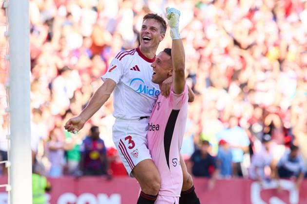 Sevilla FC v FC Barcelona, Barca - LaLiga EA Sports SEVILLE, SPAIN - OCTOBER 5: Cesar Azpilicueta and Odysseas Vlachodimos Goalkeeper of Sevilla FC celebrates the victory after the LaLiga EA Sports match between Sevilla FC and FC Barcelona at Ramon Sanchez Pizjuan Stadium on October 5, 2025 in Seville, Spain. (Photo by Gabriel Colchero Photo Players Images Magara Press) Seville Ramon Sanchez Pizjuan Stadium Spain Copyright: xGabrielxColcherox