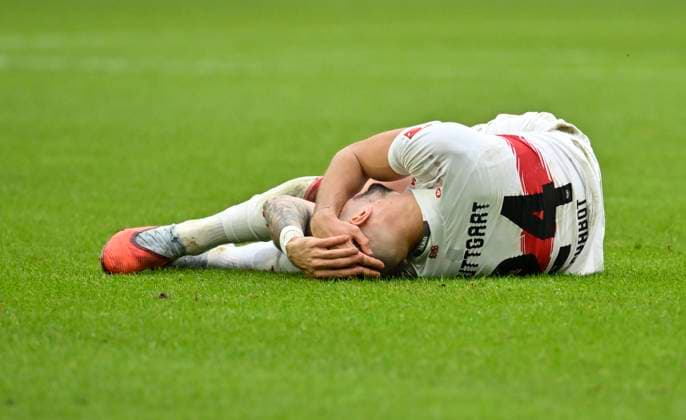 Jeff Chabot VfB Stuttgart 24 injured Injury on the ground VfB Stuttgart vs 1 FC Heidenheim FCH 05 10 2025 DFL REGULATIONS PROHIBIT ANY USE OF PHOTOGRAPHS AS IMAGE SEQUENCES AND OR QUASI VIDEO VfB Stuttgart vs 1 FC Heidenheim FCH
