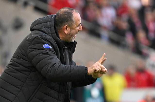 Coach Coach Frank Schmidt 1 FC Heidenheim 1846 FCH on the sidelines Gesture Gesture VfB Stuttgart vs 1 FC Heidenheim FCH 05 10 2025 DFL REGULATIONS PROHIBIT ANY USE OF PHOTOGRAPHS AS IMAGE SEQUENCES AND OR QUASI VIDEO VfB Stuttgart vs 1 FC Heidenheim FCH
