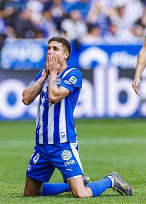 Deportivo Alaves v Elche - La Liga VITORIA-GASTEIZ , SPAIN - OCTOBER 05: Nahuel Tenaglia of Deportivo Alaves reacts during the Week 8 fixture of the Spanish La Liga, where Deportivo Alaves face Elche at Mendizorrotza Stadium in Vitoria-Gasteiz, Spain on October 05, 2025. Pablo Garcia Anadolu Vitoria-Gasteiz Spain. Editorial use only. Please get in touch for any other usage.  Copyright: x2025xAnadoluxPabloxGarciax