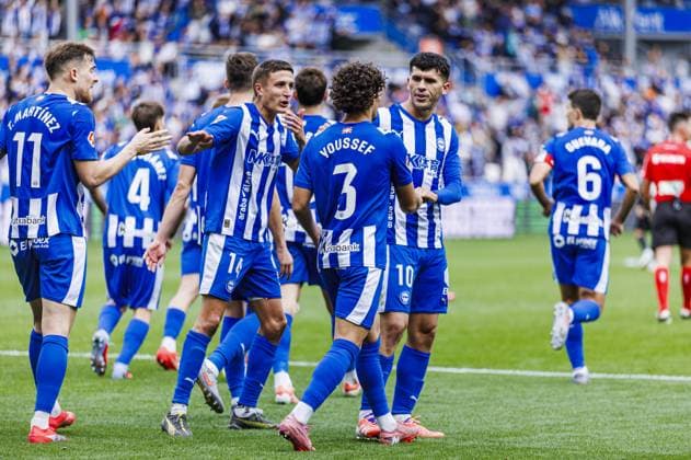 Deportivo Alaves v Elche - La Liga VITORIA-GASTEIZ , SPAIN - OCTOBER 05: Yusi of Deportivo Alaves celebrates with his team mates after scoring a goal during the Week 8 fixture of the Spanish La Liga, where Deportivo Alaves face Elche at Mendizorrotza Stadium in Vitoria-Gasteiz, Spain on October 05, 2025. Pablo Garcia Anadolu Vitoria-Gasteiz Spain. Editorial use only. Please get in touch for any other usage.  Copyright: x2025xAnadoluxPabloxGarciax
