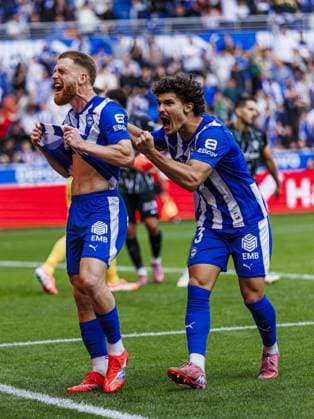Deportivo Alaves v Elche - La Liga VITORIA-GASTEIZ , SPAIN - OCTOBER 05: Yusi of Deportivo Alaves celebrates with his team mates after scoring a goal during the Week 8 fixture of the Spanish La Liga, where Deportivo Alaves face Elche at Mendizorrotza Stadium in Vitoria-Gasteiz, Spain on October 05, 2025. Pablo Garcia Anadolu Vitoria-Gasteiz Spain. Editorial use only. Please get in touch for any other usage.  Copyright: x2025xAnadoluxPabloxGarciax