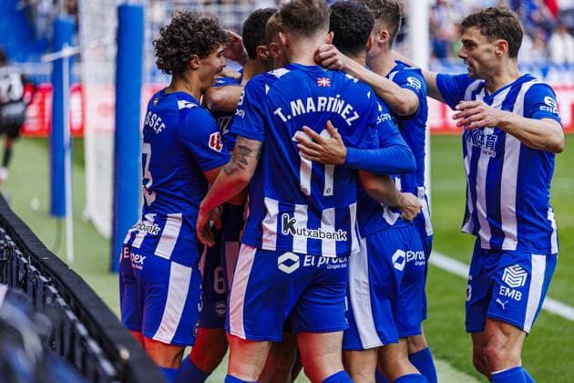Deportivo Alaves v Elche - La Liga VITORIA-GASTEIZ , SPAIN - OCTOBER 05: Yusi of Deportivo Alaves celebrates with his team mates after scoring a goal during the Week 8 fixture of the Spanish La Liga, where Deportivo Alaves face Elche at Mendizorrotza Stadium in Vitoria-Gasteiz, Spain on October 05, 2025. Pablo Garcia Anadolu Vitoria-Gasteiz Spain. Editorial use only. Please get in touch for any other usage.  Copyright: x2025xAnadoluxPabloxGarciax
